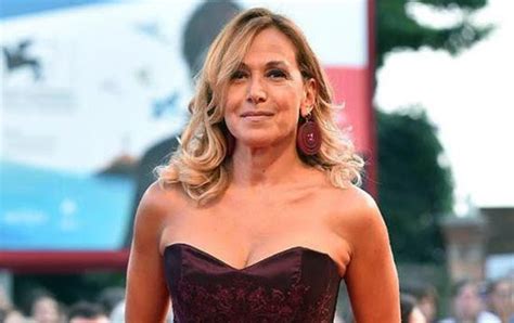 La conduttrice ha spiegato la ragione durante l'ultima puntata andata in onda: Barbara D'urso Nuda: Barbara d'urso nuda