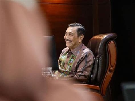 The minister was accompanied by health minister budi gunadi sadikin and soes deputy minister kartika wirjoatmodjo. Denny Siregar: Sederet Keistimewaan Luhut Binsar ...