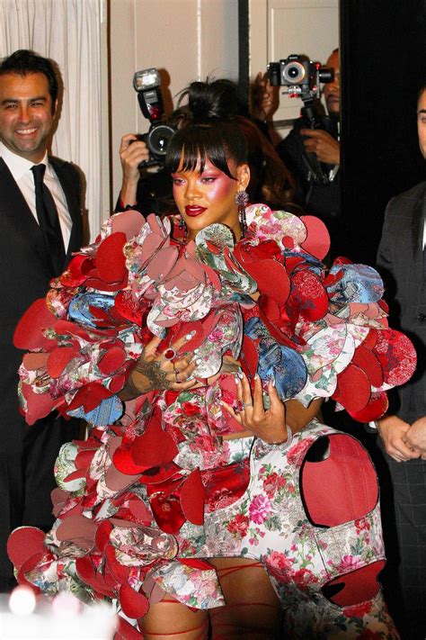 2021 met gala 'ya oyuncu timothée chalamet , şarkıcı billie eilish , şampiyon tenisçi naomi osaka ve şair amanda gorman 'dan oluşan ekip ev sahipliği modanın en büyük gecesi olarak nitelendirilen met gala'nın onursal başkanlığını vogue dergisinin onursal yöneticisi anna wintour üstlenirken. RIHANNA on Her Way to MET Gala in New York 05/01/2017 ...