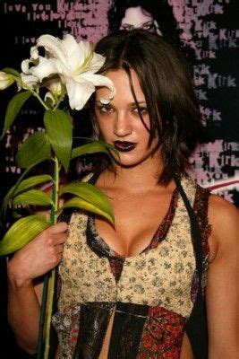 A posteriori, non è difficile capire l'origine del senso di malessere che ha spinto asia argento nel dare il via alla sua (per ora) come la storia che racconta, scarlet diva non è un film lineare: Asia Argento - Scarlet Diva Premiere