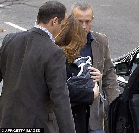 Бывший президент франции за подкуп судьи проведет год за решеткой. Папарацци впервые сфотографировали новорожденную дочку ...