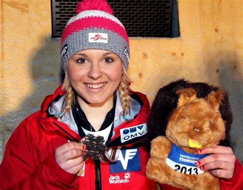 Hölzl's debut in the fis ski jumping world cup took place in 2012 in lillehammer. Chiara Hölzl gewinnt mit erst 15 Jahren Edelmetall - Lungau