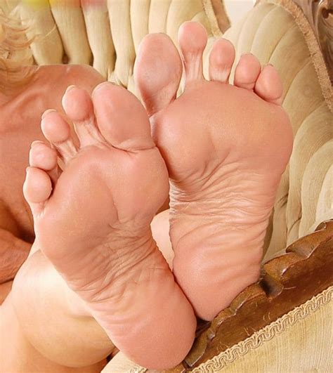Mature feet, mature foot, mature soles. Pin de luisma en planta de pies de mujer | Pies de mujer ...