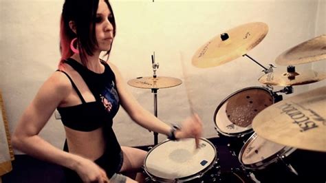 Barbarian) adalah manusia yang dianggap biadab atau primitif. Nea Batera Drummer Metal Sexy Yang Membuat Para Cowok ...