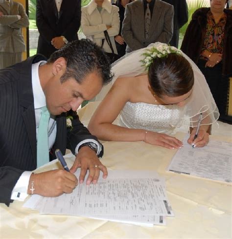 En estados unidos y en otros países, el matrimonio es un evento de carácter público en donde lo religioso obedece lo estipulado por las leyes. REQUISITOS PARA CASARSE POR LO CIVIL EN MÉXICO