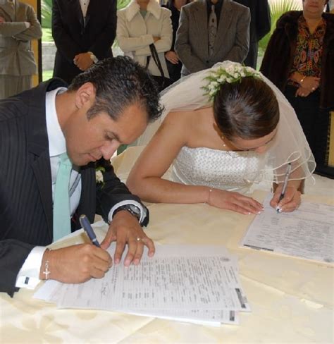 Por ejemplo si te casas por civil celebrando el matrimonio en la oficina del registro civil, el precio es de $1152. REQUISITOS PARA CASARSE POR LO CIVIL EN MÉXICO