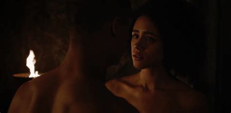 ›› convert finger to pole. Nathalie Emmanuel parla della sua scena di nudo in 'Stormborn'