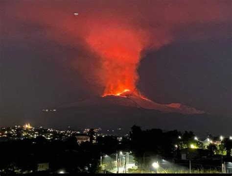 L'etna è in piena fase eruttiva, il dipartimento della protezione ha disposto l'allerta gialla civile e di conseguenza la protezione civile siciliana ha allertato i comuni perché attivino le procedure per il rischio vulcanico riportate nei piani di protezione civile. Terremoto in Sicilia, l'esperto: Nessun collegamento con l ...