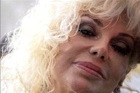 Torna finalmente a parlare donatella rettore, dopo aver rattristito l'italia intera raccontando del suo cancro. Donatella Rettore: Ho perso un figlio per un aborto ...