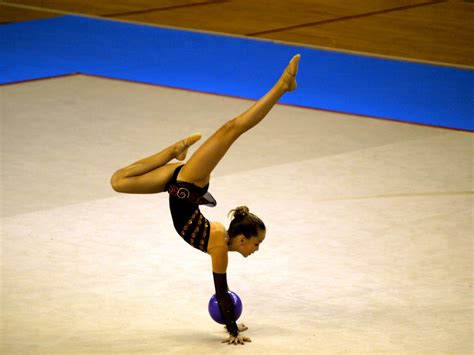 Gymnasts must be strong, flexible, agile, dexterous and coordinated. virus y antivirus : gimnasia ritmica