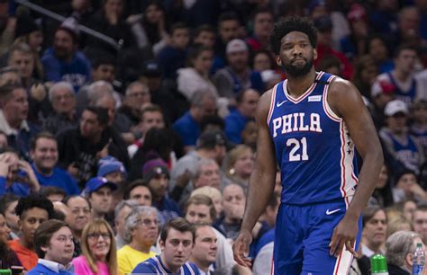 Видео joel embiid with 40 points vs. Joel Embiid Returns to Game After Suffering Gruesome ...