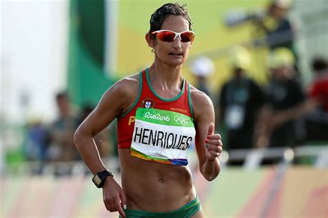 O atleta de 28 anos saltou. Medalha de ouro e recorde do mundo nos 50 km marcha para ...