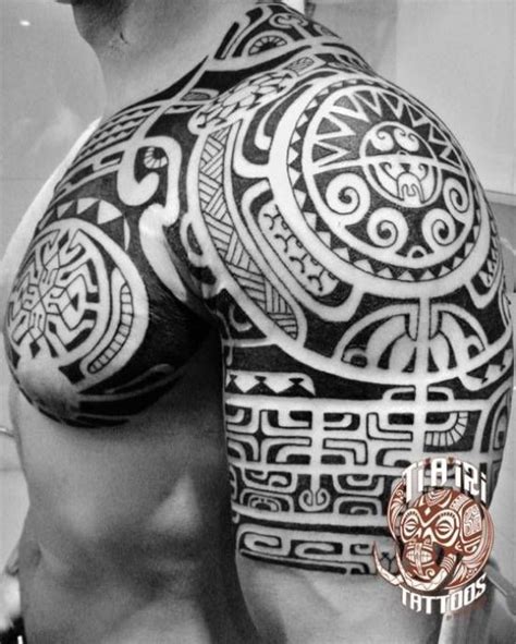 En muchas ocasiones se combina hombro pecho y hombro espalda para dar continuidad al tatuaje. Tatuajes maories significados y diferentes diseños de este ...