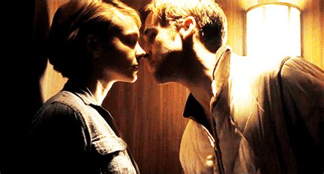 Je la baise baise ascenseur. The Elevator Makeout | Kissing GIFs | POPSUGAR Love & Sex ...