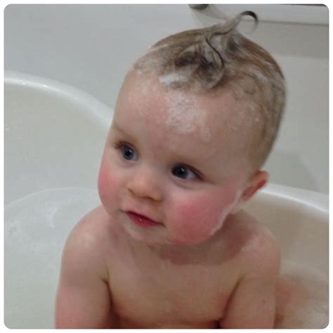 Here's how to sponge bathe a newborn. Bath time | Baby Boy | Pinterest