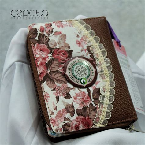 Gambar bunga diatas diambil dengan kamera yang di zoom, pada bentuk aslinya bunga fuchsia berukuran kecil dan sering digunakan sebagai pajangan di dalam pot. Gambar Al Quran Dan Bunga Cantik - Gambar Ngetrend dan VIRAL