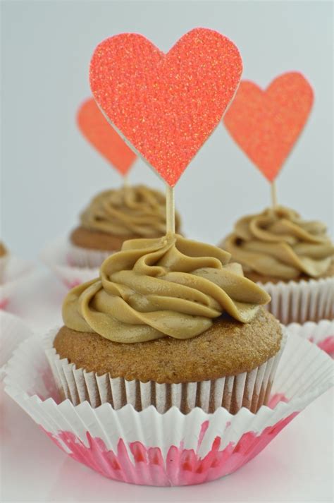 Meine herzkekse sind aus einem mürbeteig gemacht und verziert mit hübschen zuckerstreuseln, auf farbigem und weißem zuckerguss. 42 Valentinstag Kuchen, Muffins und Kekse, die dem Fest ...