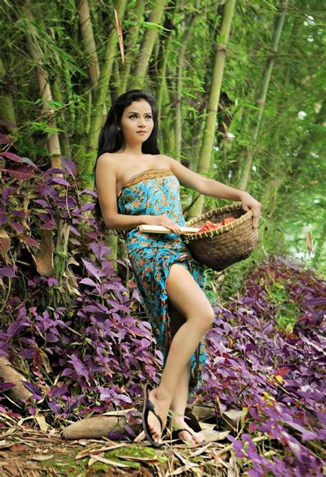 Berbusana kemben terutama di jawa tengah dan bali merupakan warisan tradisional turun temurun yang memang sudah digunakan. Galeri Foto Model Seksi Pakai Kemben 10 - Minami