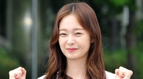 On april 2, jeon so min's agency announced that the actress would take a hiatus to focus on her recovery. PD 'Running Man' Curhat Sering Ajak Jeon So Min Minum ...