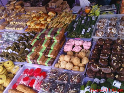 Untuk membuat kue, kocok telur serta gula hingga kental dan putih. Kue Basah Bogor: Jual Kue Basah di Bogor