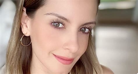 Y es que laura subió a sus redes una foto de su hija junto a cuadro lleno de fotos familiares. Video de Laura Acuña trapeando como 'Esperancita' de TikTok