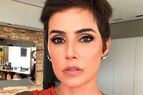 Your complete guide to deborah secco; Deborah Secco radicaliza e surge com visual diferente ...