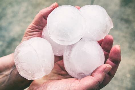 Por fortuna, el granizo no estropeó los cultivos.— fortunately, the hail did not damage the crops. Chuva de granizo: por que ela acontece - e quais foram os ...