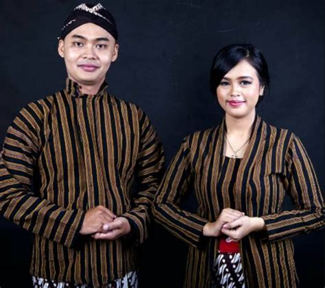 Model pakaian nya pendek di bagian depannya. Pakaian Adat Jawa Asli Budaya Indonesia Tradisional Hingga ...