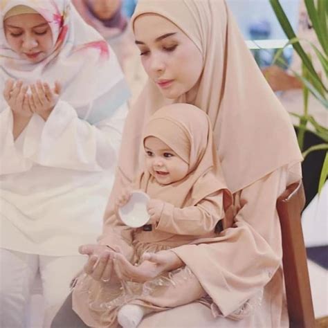 (pascol) hijab semok mandi bugi*l cantik mulus semongko. Image may contain: one or more people in 2020 | Baby hijab ...