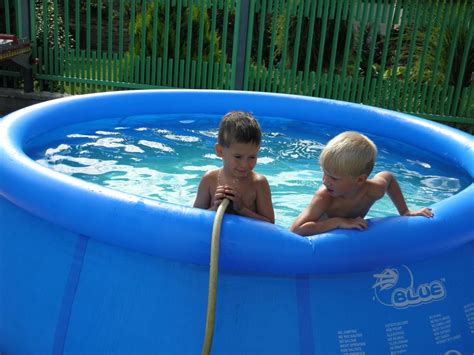 Polozaúpuštěný bazén s dřevěným obložením diy pool, small backyard pools, . Bazen Rajce Idnes Bing images