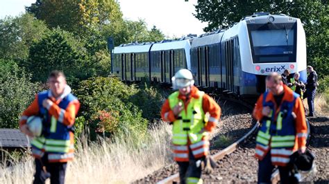 September beteiligt sich der ndr an der aktion deutschland spricht. Nachrichten aus Deutschland: Zug schleift Auto mit ...