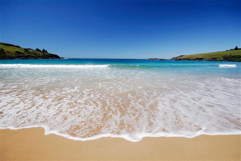 Pantai nampu adalah pantai yang unik karena terletak di bawah jurang. gambar: Gambar Pantai Cantik Lengkap