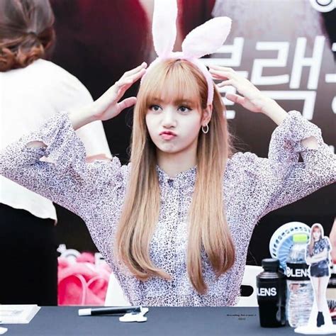See more ideas about blackpink lisa, lalisa manoban, blackpink. Lisa in a fansign 💓🐰 so cute