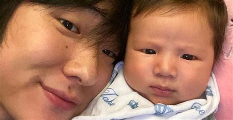 Jake , filho de pyong lee já sabe andar sozinho e leva meia para mamãe. Ex-BBB Pyong Lee mostra filho se olhando no espelho e ...