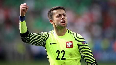 West ham united fear goalkeeper lukasz fabianski could be out for three months with a thigh injury. West Ham sign Fabianksi from Swansea - Nile Post