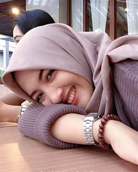 Banyak sekali tempat wisata di purwokerto ✅ yang bisa anda kunjungi, setidaknya ada ? Cewek Berhijab Cantik Selfie Di Tempat Wisata. - Cewek ...