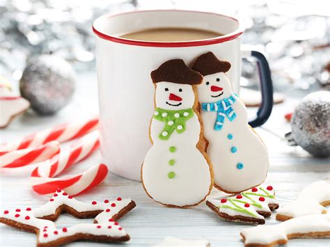 Da quelli tradizionali, a quelli moderni, i modelli per rendere unica la tavola del 25 dicembre sono tanti, vediamo. Dolce Natale con i biscotti decorati fatti in casa