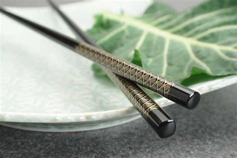 5 easy steps for using chopsticks. Fan Pattern on Black Japanese Style Chopsticks