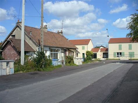 A mon arrivée à aulnay, je vous ai rencontrés au marché « la rose des vents », accompagnée de daniel goldberg, de gérard ségura et d'ahmed. Ensemble de logements sociaux, Cité de l'Arc-en-Ciel ou ...