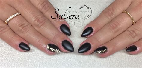 Lassen sie sich inspirieren und bringen sie ihre mitmenschen zum staunen. Nails Nägel Nageldesign Matt Schwarz black Glitzer Gold ...