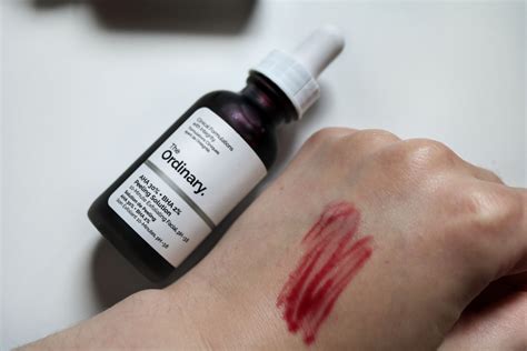 Serum keluaran the ordinary ini memfokuskan pada masalah kulit yang berminyak dimana bahan utamanya, niacinamide merupakan vitamin b3 yang dapat mengurangkan kemerahan pada muka akibat kekurangan niacin. The Ordinary Skincare Review