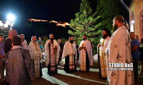 Ο άγιος φανούριος είναι άγιος της ορθόδοξης εκκλησίας.η ιστορική ύπαρξή του αγνοήθηκε μέχρι και τον 14ο αιώνα, οπότε και ενευρέθη εικόνα του, στο νησί της ρόδου.σύμφωνα με την εικόνα του, ο άγιος ήταν νεαρός στρατιώτης. Εορτή του Αγίου Φανουρίου στο Ναύπλιο | proseuxi.gr