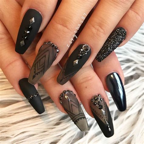 Yup, both shades together in a surprisingly trendy cruella de vil vibe. 33 Trendy Black Nails Designs for Dark Colors Lovers ...