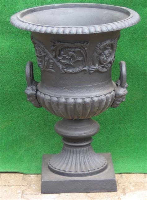 Große amphore mit louis seize schleifen. Amphore mit Griffen -antik schwarz 77cm auf Garten Passion.
