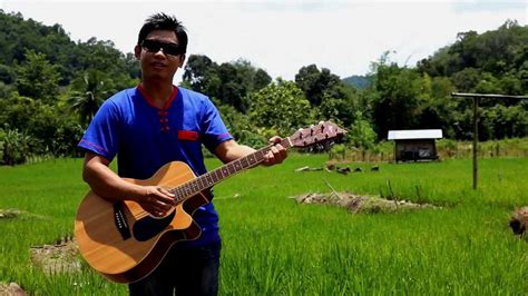 Lirik dan chord lagu tertanam dari tony q. FAIZUL SANY AF2013 - Lagu Anak Kampung - YouTube