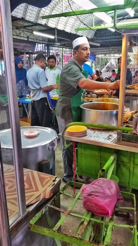 Malaysians will tell you that the best nasi kandar can be enjoyed in penang and, predictably, there is hardly a shortage of restaurants. Gostan Sikit: Nasi Kandar Simpang Ampat