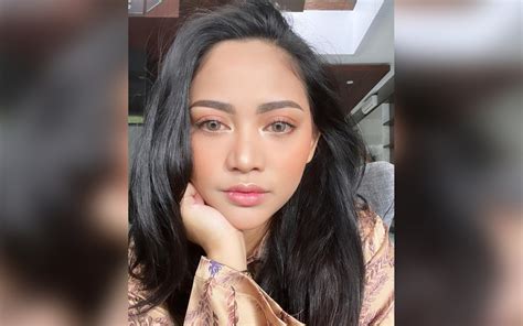 Laman sosial media rachel vennya baik di instagram maupun askfm menjadi ramai dengan komentar dari fans maupun haters. Mantan Asisten Rachel Vennya Mendadak Tertawa Sinis, Foto ...