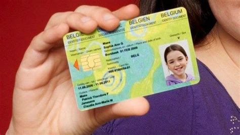 Document d'identification émis par le service de citoyenneté et d'immigration américain, aussi connue sous le nom de green card (carte verte) Pic de demandes de dernière minute pour les Kids-ID