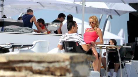 Are un corp perfect în costum de baie. Andreea Banica si Lucian Mitrea- show erotic pe plaja ...