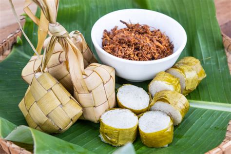 Ketupat ialah hidangan khas dari asia tengara. Ketupat, lemang dan rendang menu wajib | SalamWebToday